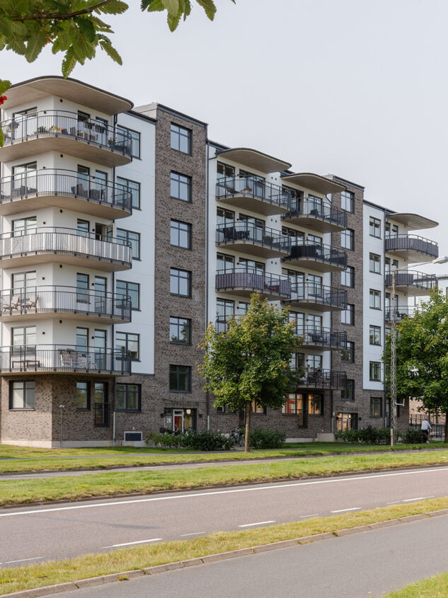 Sadelmakaren, bostäder